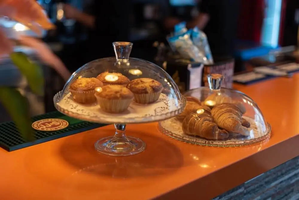 Dónde comer en Patraix Valencia en Restaurante y Cafetería O’Clock con bollería y muffins recién hechos
