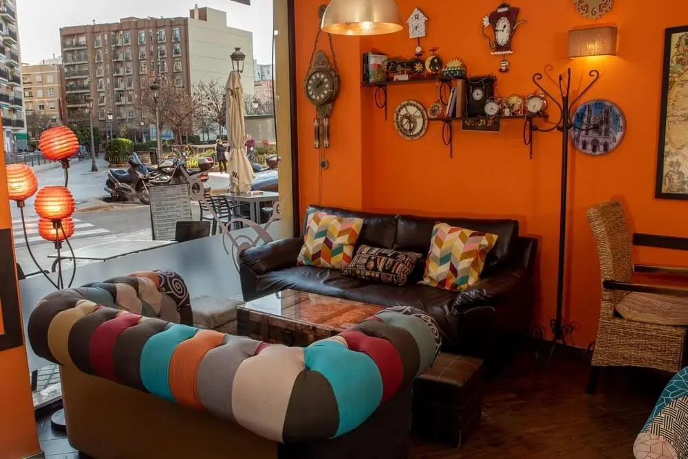 Interior acogedor de restaurante para dónde comer en Patraix